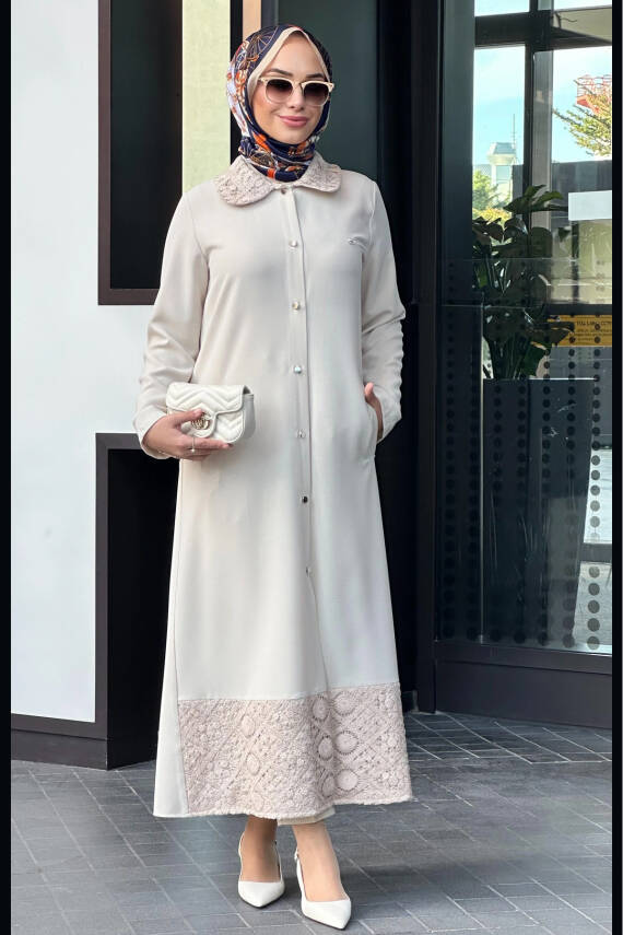 Mahza 7641 Yaka ve Etek Ucu Dantel Detaylı 130 cm Düğmeli Kap Taş - 1